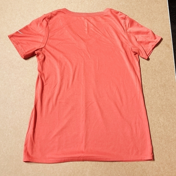 The Nike Tee V-Neck Dri-Fit Athletic Cut Women's Medium M Coral Athleisure EUC - Picture 2 of 5